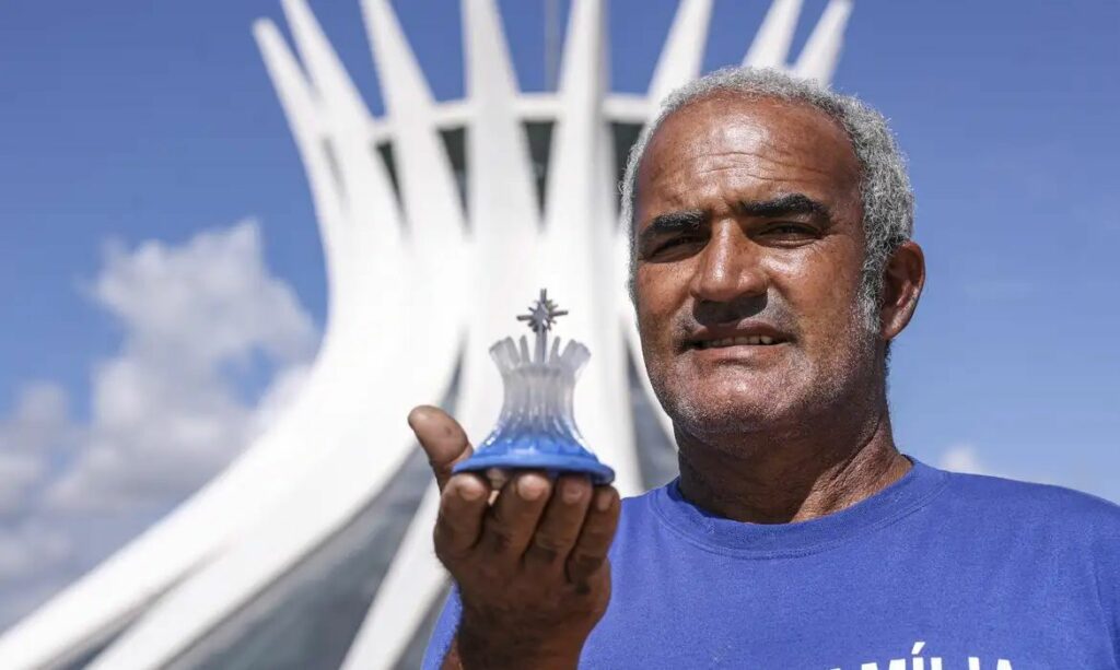 Artesão transforma monumentos de Brasília em miniaturas de resina