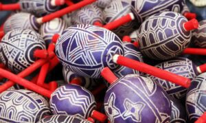 Artesãos indígenas destacam arte como forma de resistência em Brasília