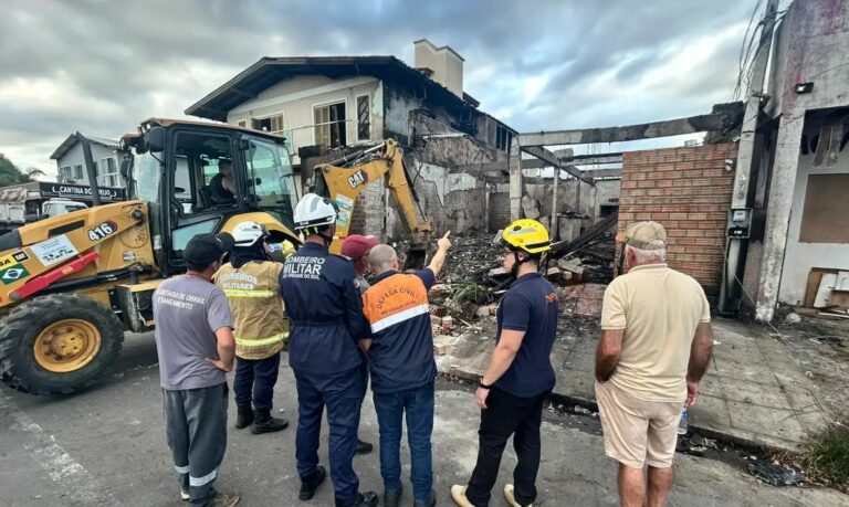 Bombeiros encerram buscas após queda de avião em Capão da Canoa