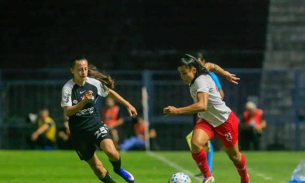 Corinthians goleia Bragantino e assume liderança do Brasileirão Feminino