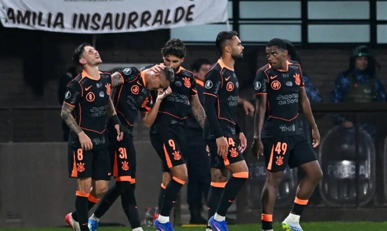 Corinthians vence Platense na Argentina em estreia de Fernando Diniz