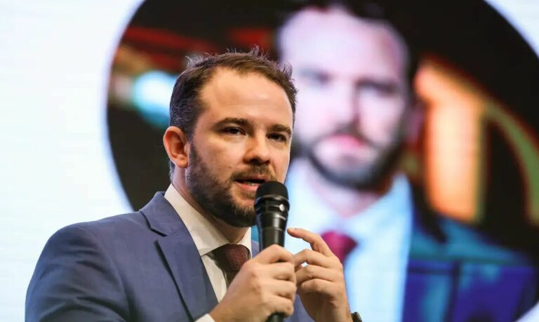 Dario Durigan assume Ministério da Fazenda sob forte pressão fiscal