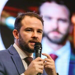 Dario Durigan inicia agenda internacional como ministro da Fazenda