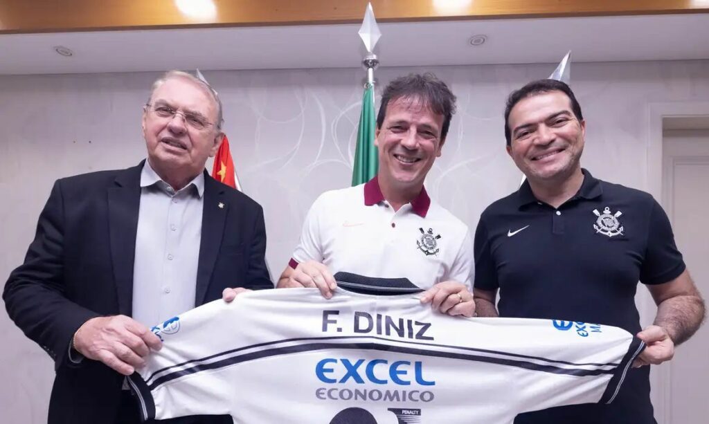 Fernando Diniz é o novo técnico do Corinthians até o fim de 2026
