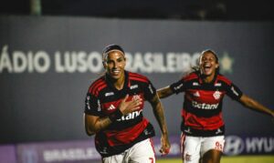 Flamengo vence Vitória e encosta na liderança do Brasileirão Feminino