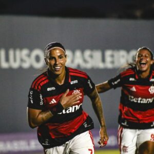 Flamengo vence Vitória e encosta na liderança do Brasileirão Feminino