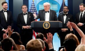 Homem é preso após disparos em jantar de Donald Trump em Washington