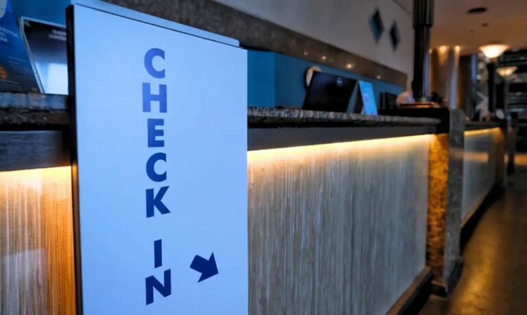 Hotéis e pousadas devem adotar check-in digital até esta segunda-feira