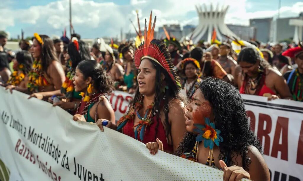 Indígenas marcham em Brasília contra mineração e por direitos territoriais