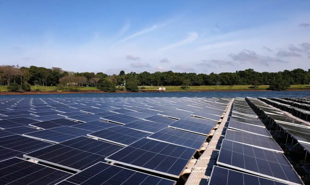 Itaipu testa painéis solares flutuantes com potencial para dobrar geração