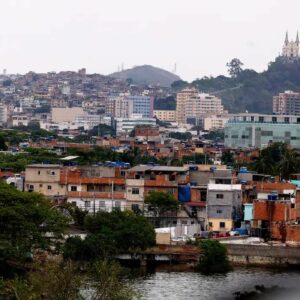 Justiça decreta prisão de casal que levava fuzis para o Comando Vermelho