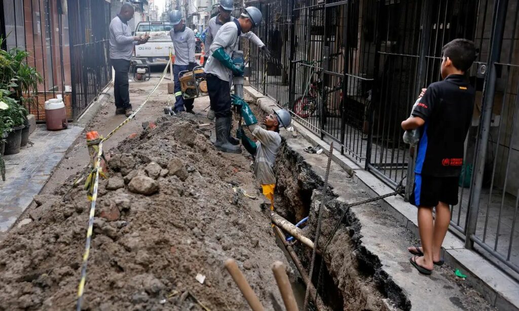 Moradores da Maré denunciam cobranças abusivas de água e esgoto