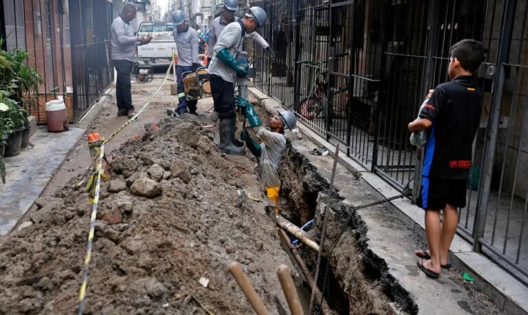 Moradores da Maré denunciam cobranças abusivas de água e esgoto