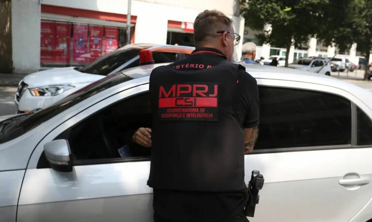 MPRJ denuncia policiais militares por desvio de armas e venda de drogas