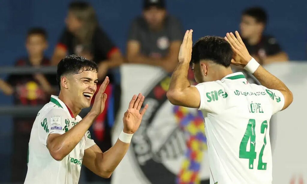 Palmeiras vence Bragantino e mantém liderança isolada do Brasileirão