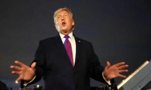 Trump intensifica retórica contra Irã e minimiza alta do petróleo