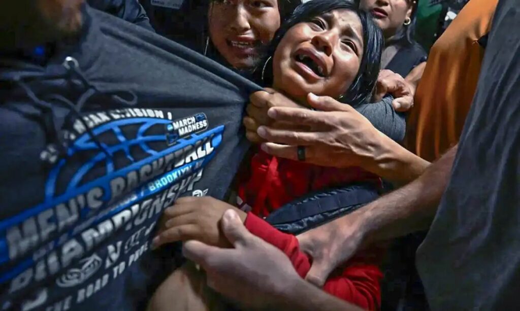 World Press Photo 2026: Imagem de família separada pelo ICE vence prêmio