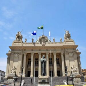 Alerj aprova projeto de banheiros neutros para pessoas trans no RJ