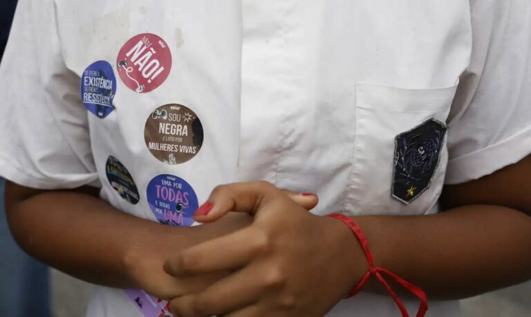 Assédio contra mulheres atinge níveis recordes em 2025, aponta fórum