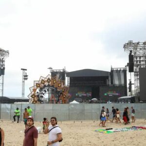 Bombeiros realizam vistoria final para show de Shakira em Copacabana