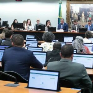 CCJ da Câmara adia votação de PEC sobre redução da maioridade penal