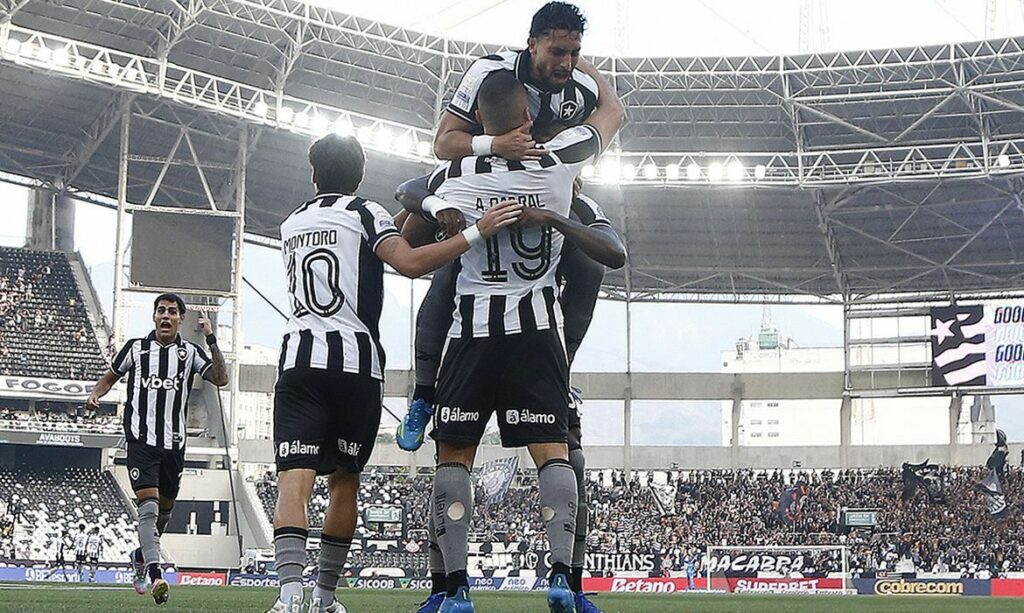 Com hat-trick de Arthur Cabral, Botafogo vence e afunda Corinthians no Z-4