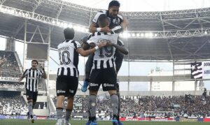 Com hat-trick de Arthur Cabral, Botafogo vence e afunda Corinthians no Z-4