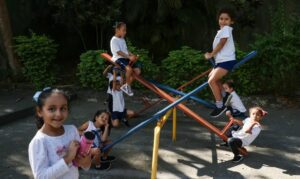 Como o uso excessivo de telas prejudica a criatividade infantil