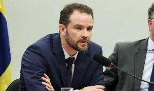 Dario Durigan representa o Brasil em reunião do G7 na França