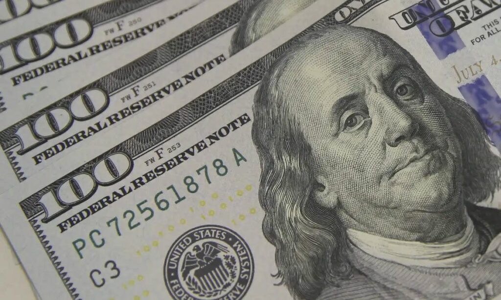 Dólar sobe para R$ 5,06 e Bolsa cai com tensões globais e ruído político