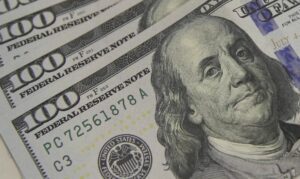 Dólar sobe para R$ 5,06 e Bolsa cai com tensões globais e ruído político