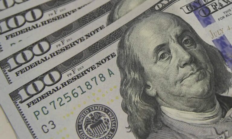 Dólar sobe para R$ 5,06 e Bolsa cai com tensões globais e ruído político