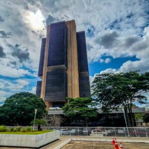 Economistas afirmam que juros altos pressionam dívida mais que gastos