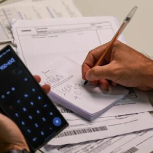 Especialistas alertam para riscos do endividamento com crédito fácil