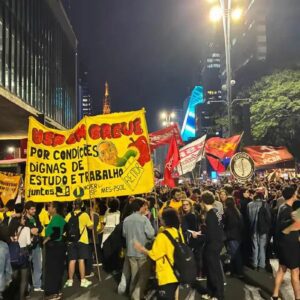 Estudantes da USP protestam na Avenida Paulista por diálogo com a reitoria
