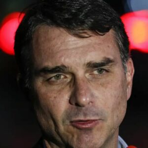 Flávio Bolsonaro admite pedido de R$ 134 milhões a banqueiro para filme