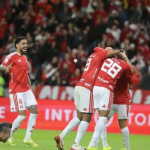 Internacional vence Fluminense por 2 a 0 e sobe na tabela do Brasileirão