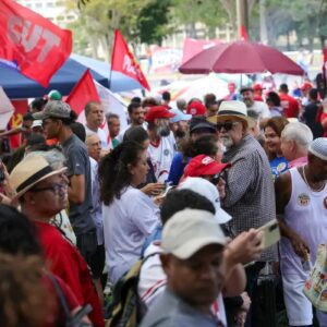 Manifestantes pedem fim da escala 6x1 em atos pelo Brasil no 1º de Maio