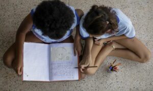 Metade dos alunos não percebe debate antirracista nas escolas, diz estudo