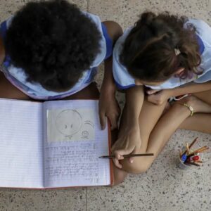Metade dos alunos não percebe debate antirracista nas escolas, diz estudo