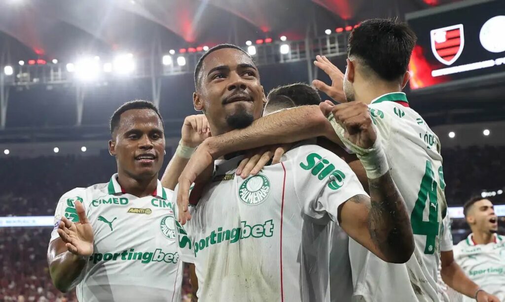 Palmeiras vence Flamengo no Maracanã e dispara na liderança do Brasileirão