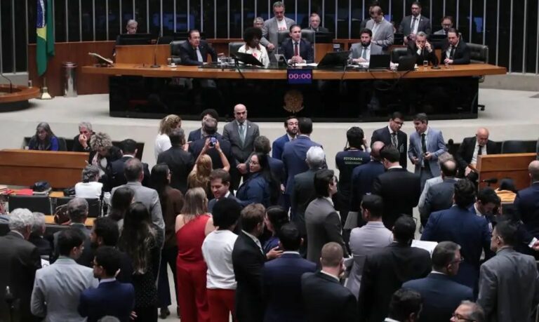PEC do fim da escala 6x1 é aprovada em primeiro turno na Câmara