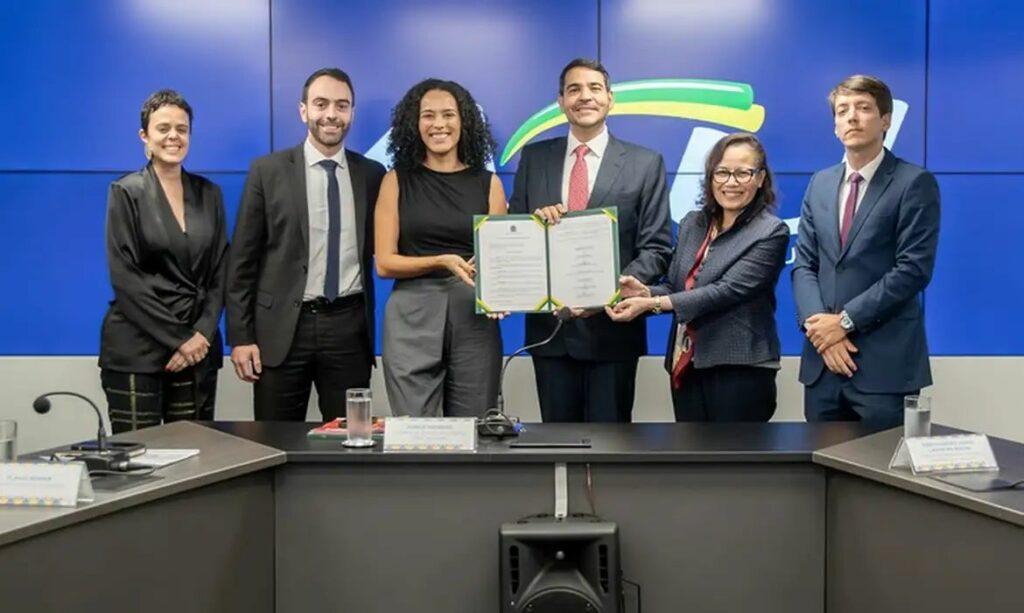 AGU faz acordo e garante posse de servidora barrada por banca de cotas