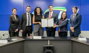 AGU faz acordo e garante posse de servidora barrada por banca de cotas