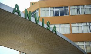 Anvisa determina recolhimento de lote de água mineral Crystal por bactéria