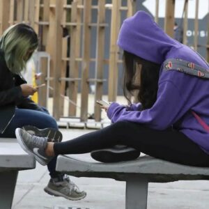 Austrália dobra multa para redes sociais que falham em banir menores