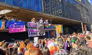 Caminhada em SP reúne mulheres lésbicas e bissexuais contra a violência