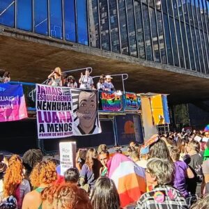 Caminhada em SP reúne mulheres lésbicas e bissexuais contra a violência