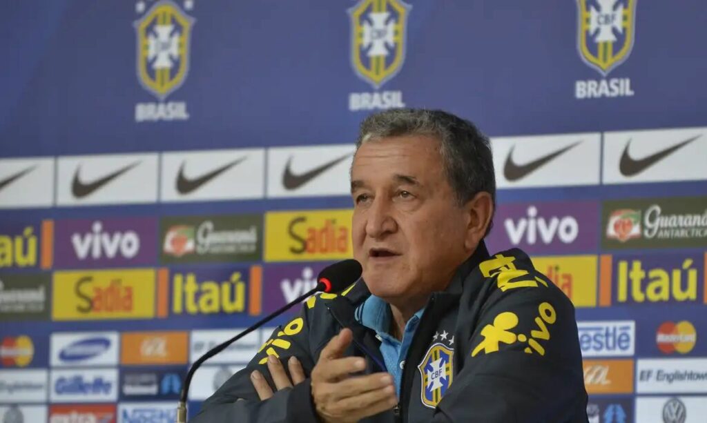 Carlos Alberto Parreira apresenta melhora clínica, mas segue na UTI