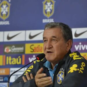 Carlos Alberto Parreira apresenta melhora clínica, mas segue na UTI